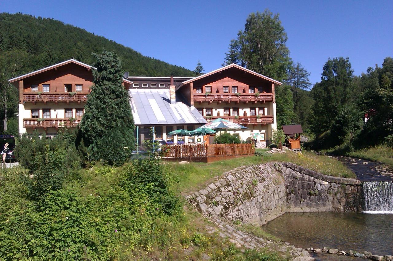 Rodinny "Hotel U Mustku" เดสนา ภายนอก รูปภาพ