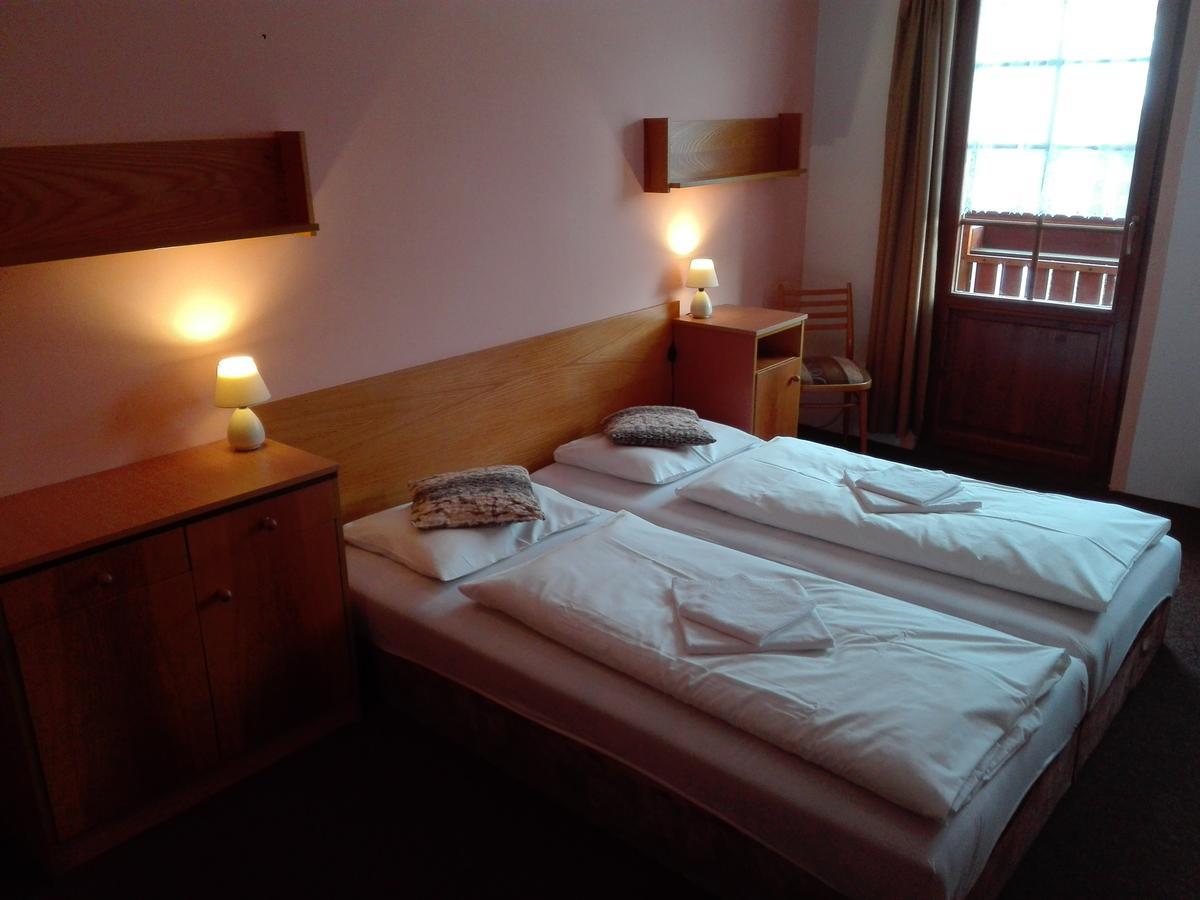Rodinny "Hotel U Mustku" เดสนา ภายนอก รูปภาพ
